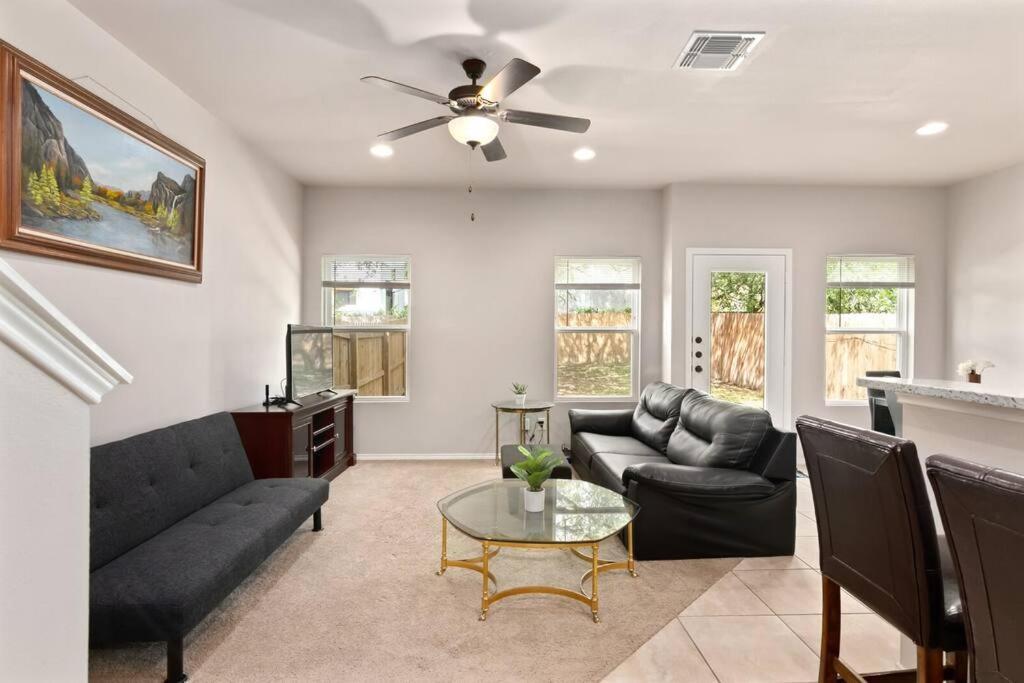 Castel Hills 3br 3ba W Private Hot Tub, 3k Arcade Games & Private Garage- 5mins To The Airport Ferienhaus