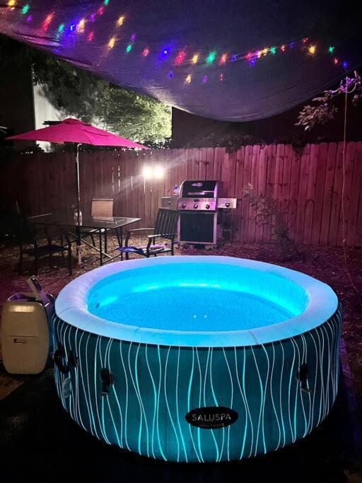 Ferienhaus Castel Hills 3br 3ba W Private Hot Tub, 3k Arcade Games & Private Garage- 5mins To The Airport *
