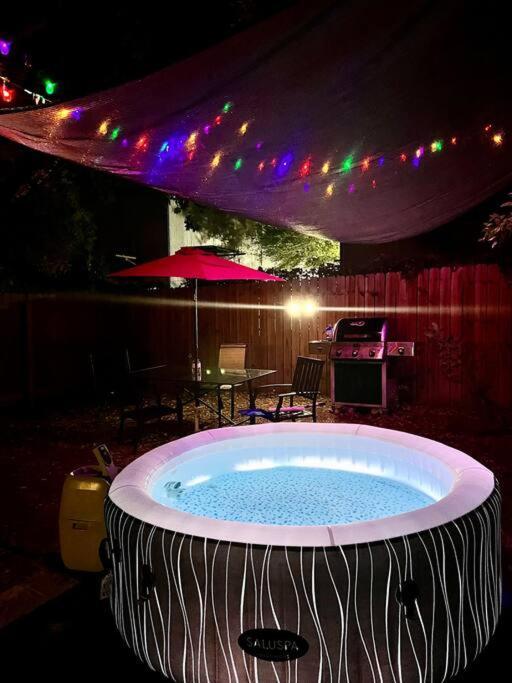 Castel Hills 3br 3ba W Private Hot Tub, 3k Arcade Games & Private Garage- 5mins To The Airport San Antonio