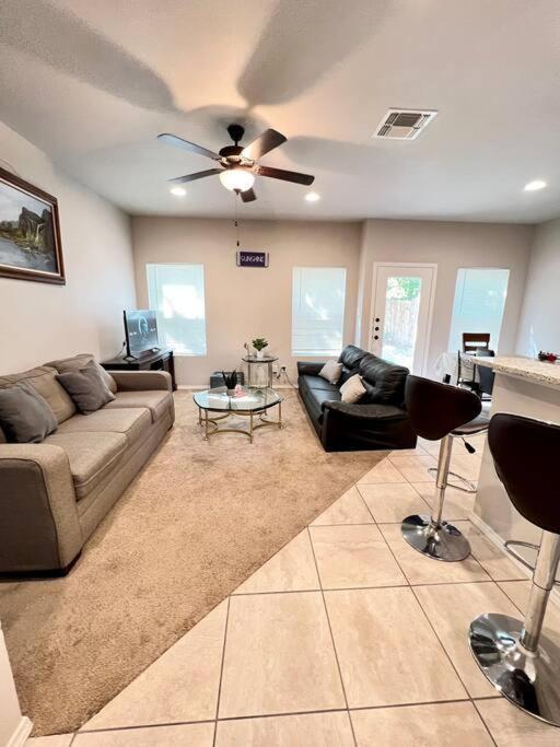 Ferienhaus Castel Hills 3br 3ba W Private Hot Tub, 3k Arcade Games & Private Garage- 5mins To The Airport *