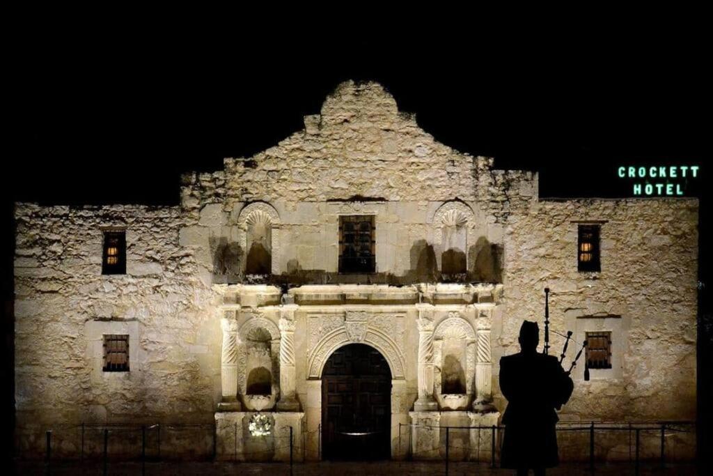 Ferienhaus Castel Hills 3br 3ba W Private Hot Tub, 3k Arcade Games & Private Garage- 5mins To The Airport San Antonio