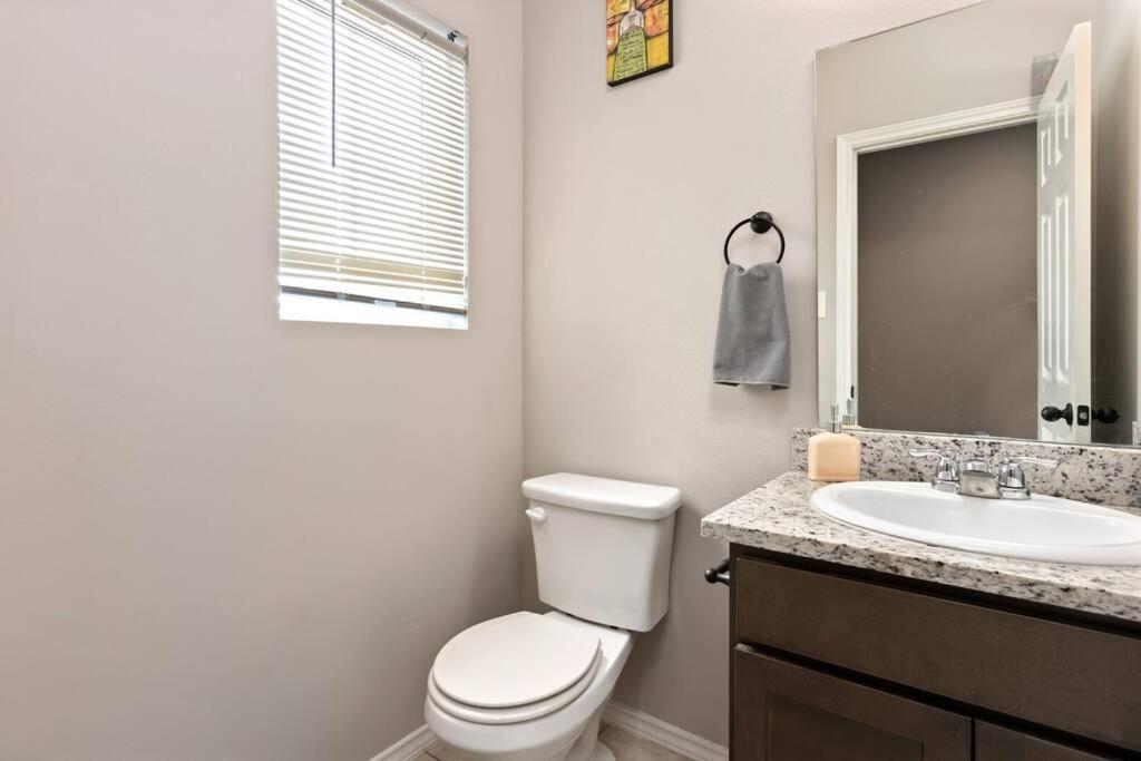Castel Hills 3br 3ba W Private Hot Tub, 3k Arcade Games & Private Garage- 5mins To The Airport San Antonio