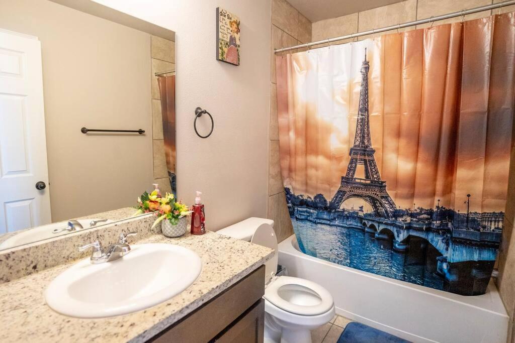 Castel Hills 3br 3ba W Private Hot Tub, 3k Arcade Games & Private Garage- 5mins To The Airport San Antonio