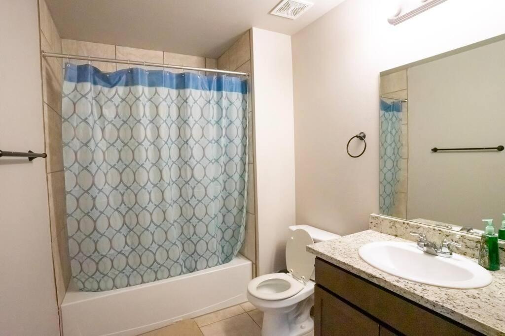 Ferienhaus Castel Hills 3br 3ba W Private Hot Tub, 3k Arcade Games & Private Garage- 5mins To The Airport *