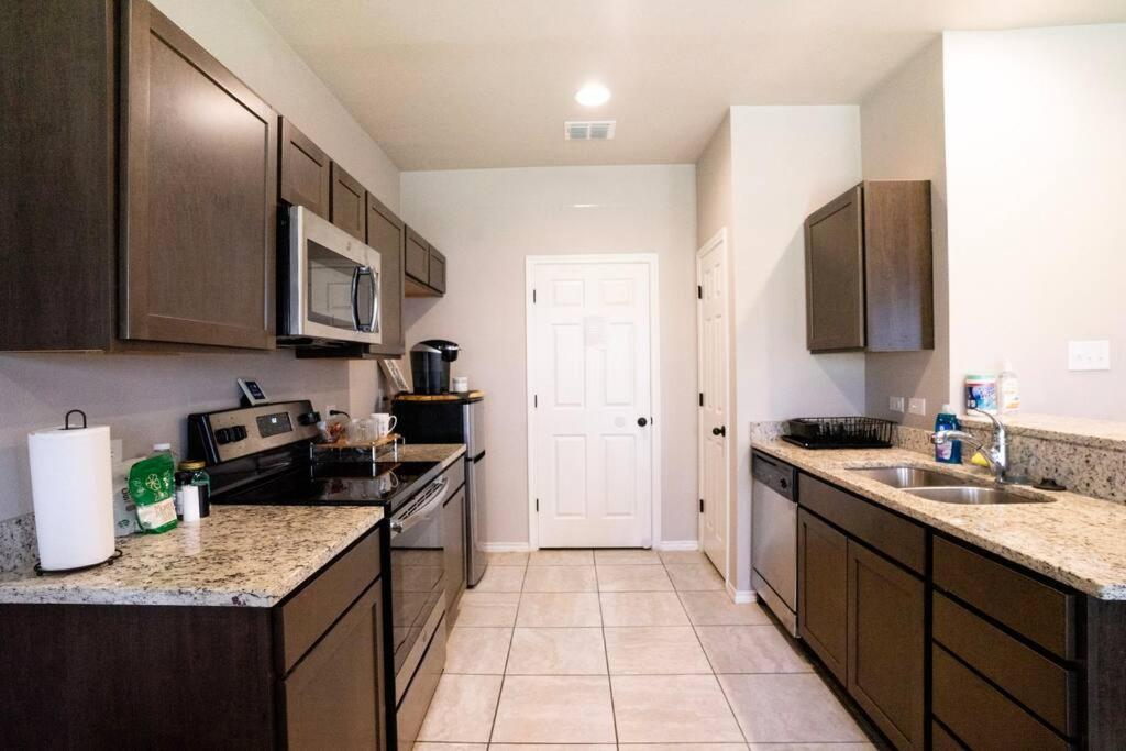 Castel Hills 3br 3ba W Private Hot Tub, 3k Arcade Games & Private Garage- 5mins To The Airport Ferienhaus San Antonio