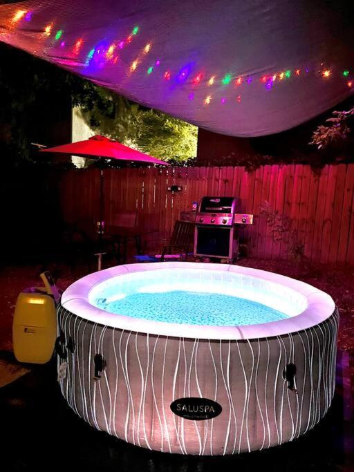 Castel Hills 3br 3ba W Private Hot Tub, 3k Arcade Games & Private Garage- 5mins To The Airport Ferienhaus *