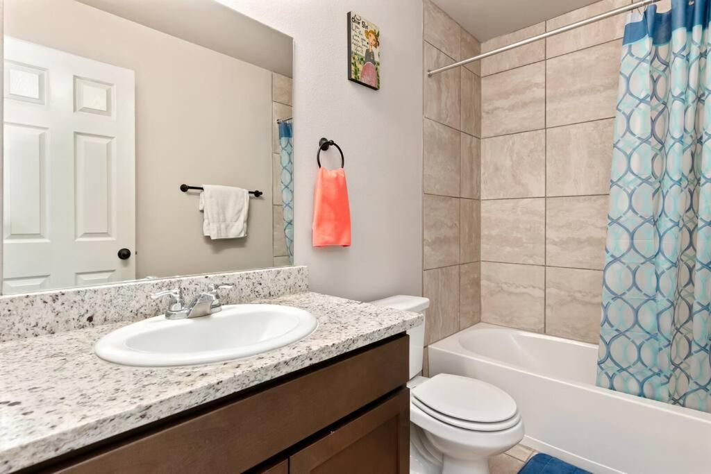Castel Hills 3br 3ba W Private Hot Tub, 3k Arcade Games & Private Garage- 5mins To The Airport Ferienhaus *