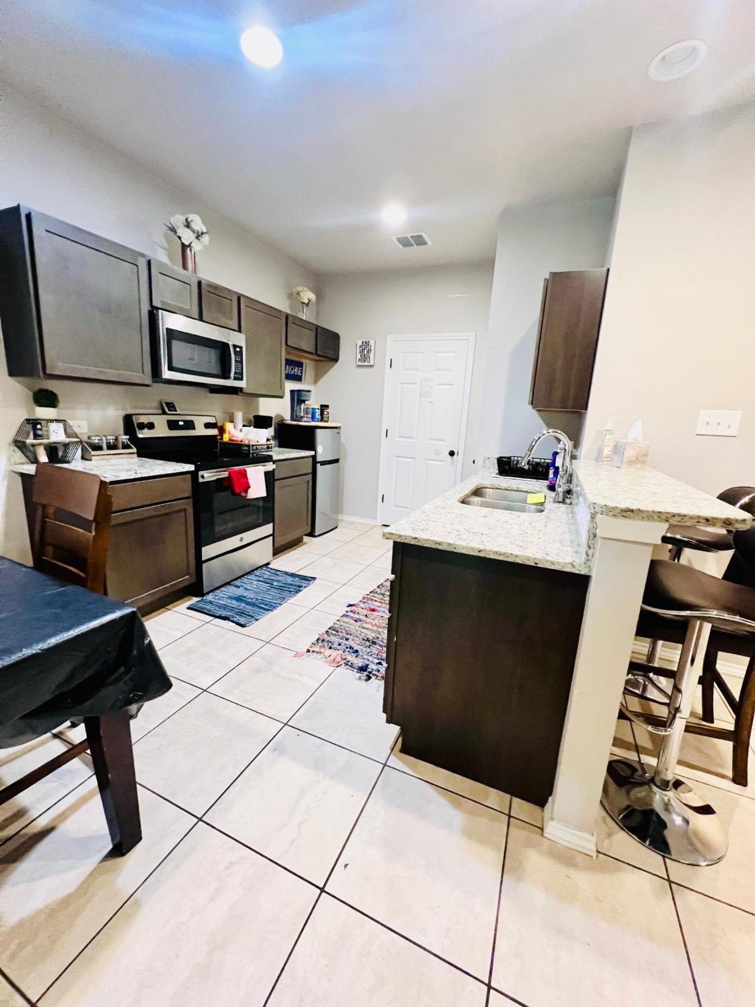 Castel Hills 3br 3ba W Private Hot Tub, 3k Arcade Games & Private Garage- 5mins To The Airport Ferienhaus